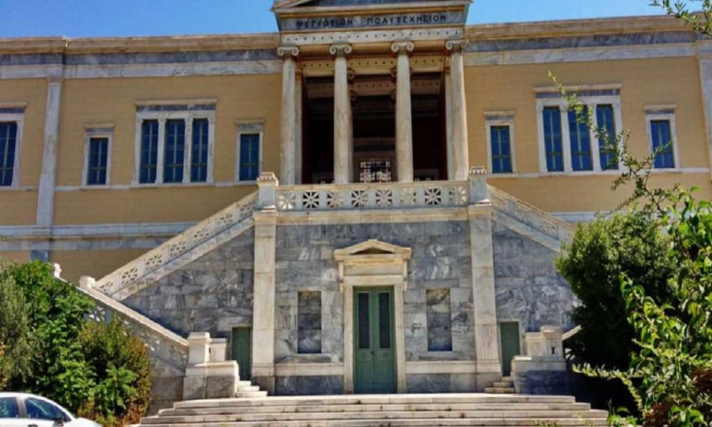 Πυρπόλησαν το υπηρεσιακό αυτοκίνητο του πρύτανη του Πολυτεχνείου